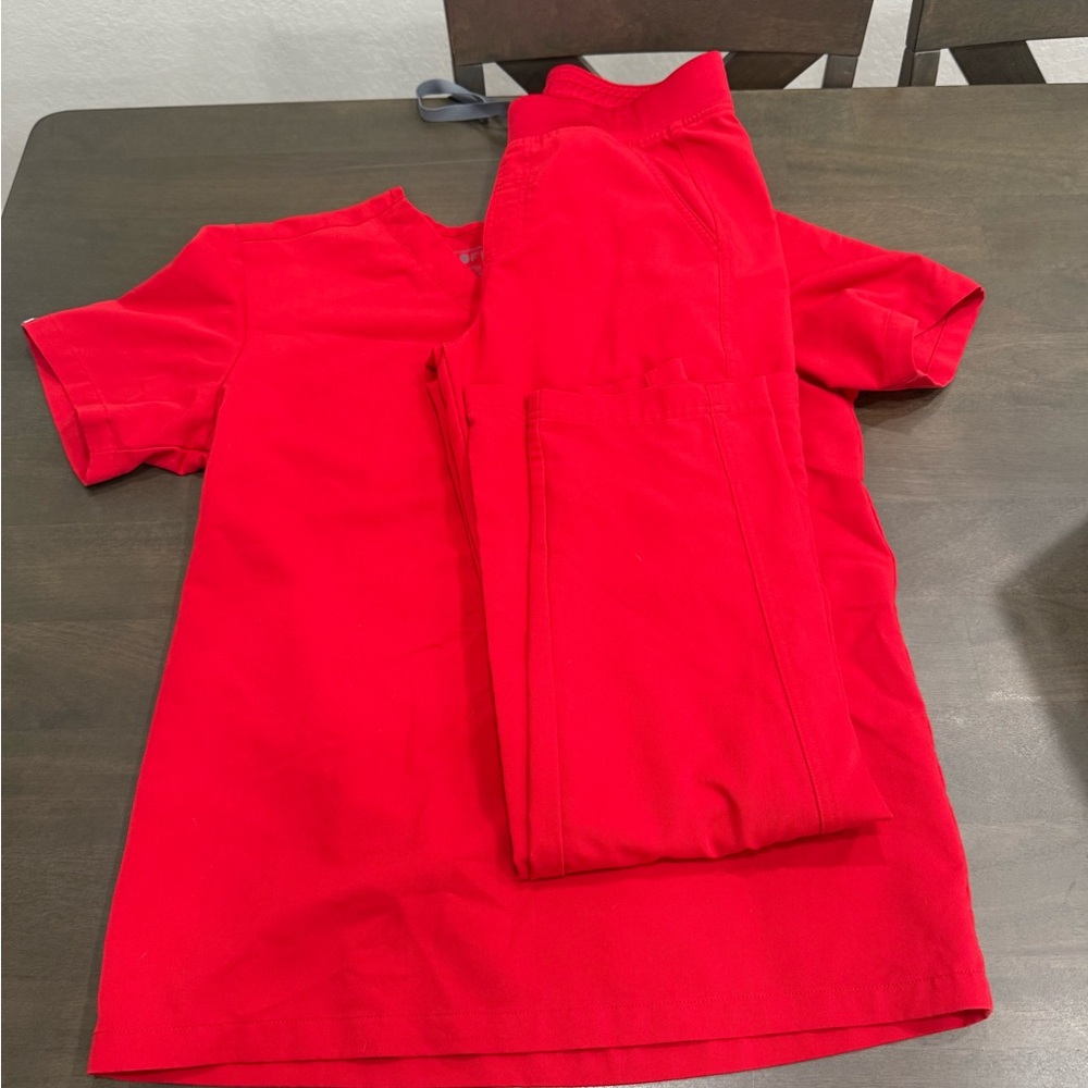 FIGS SCRUBS SET RED SIZE Small